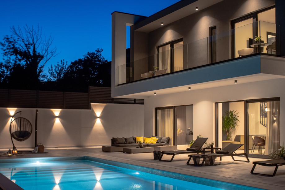 A 40 square meter heated swimming pool and a sun deck with six cozy deck chairs