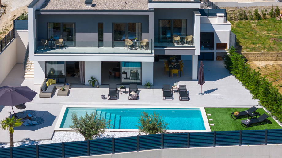 Villa Adventure with 3 en-suite bedrooms, a Media room, private pool, 7km from Omiš