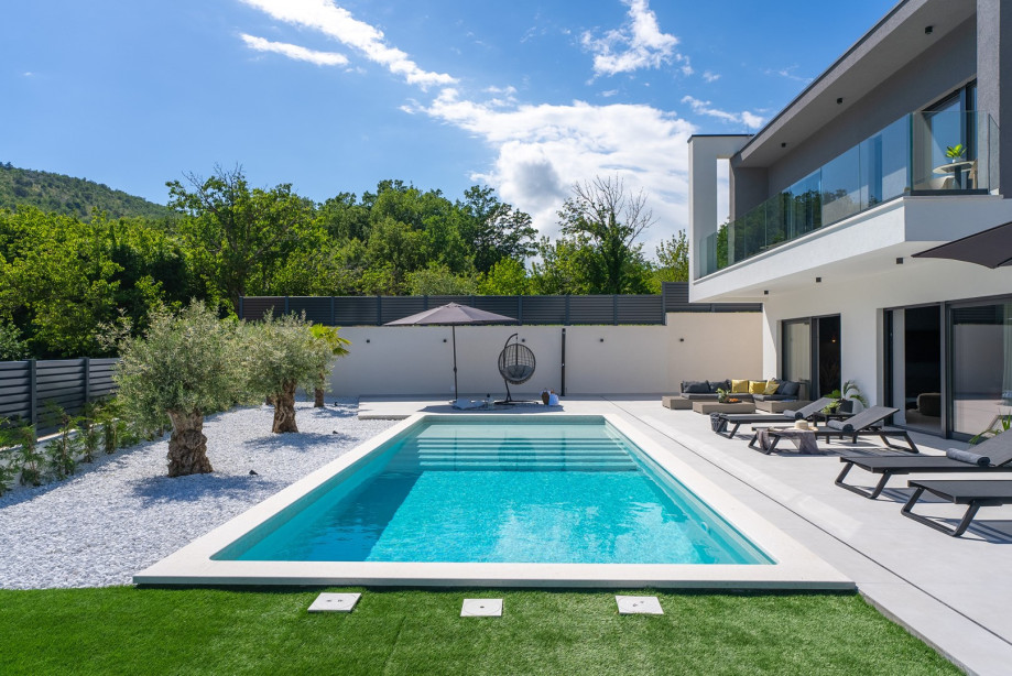 A 40 square meter heated swimming pool and a sun deck with six cozy deck chairs