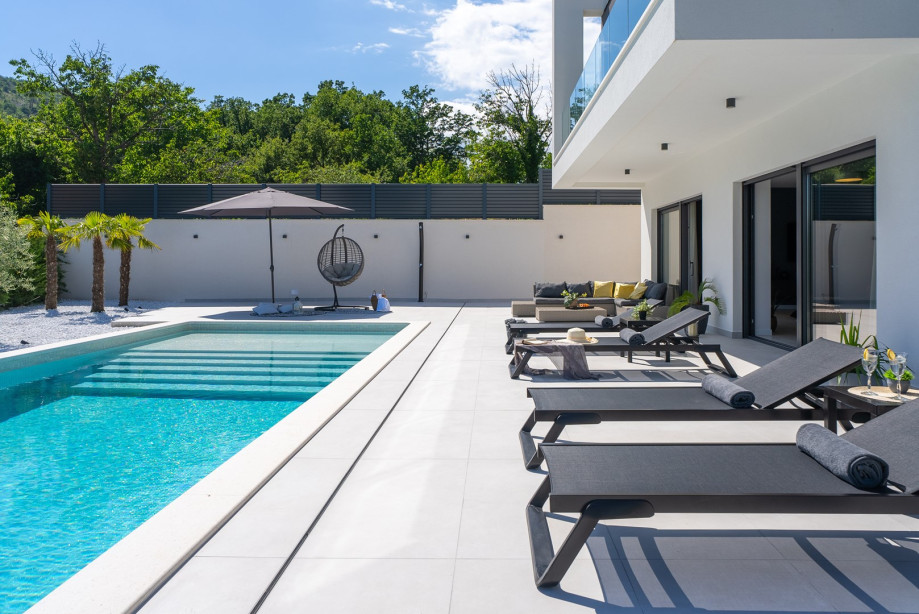 A 40 square meter heated swimming pool and a sun deck with six cozy deck chairs