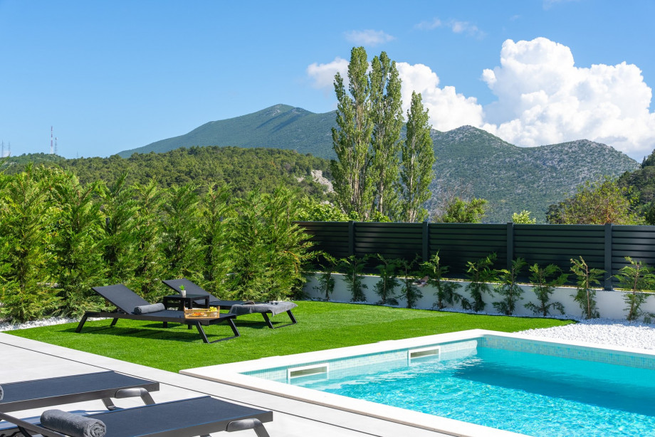 A 40 square meter heated swimming pool and a sun deck with six cozy deck chairs