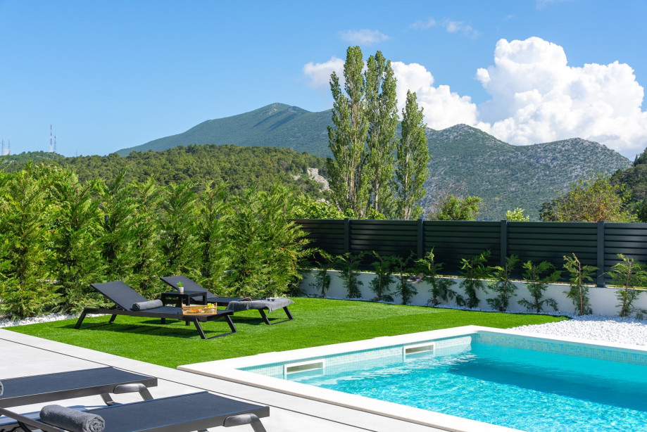 A 40 square meter heated swimming pool and a sun deck with six cozy deck chairs