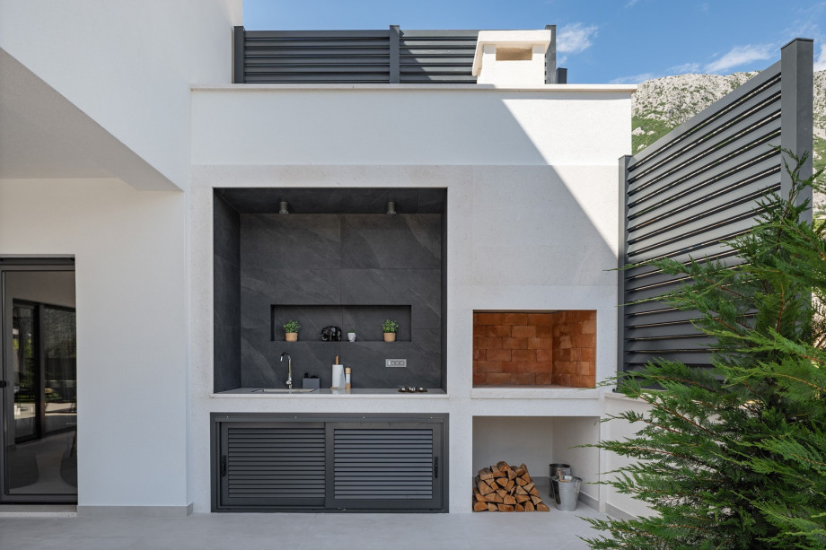 a covered dining area with a barbecue (wood and charcoal)