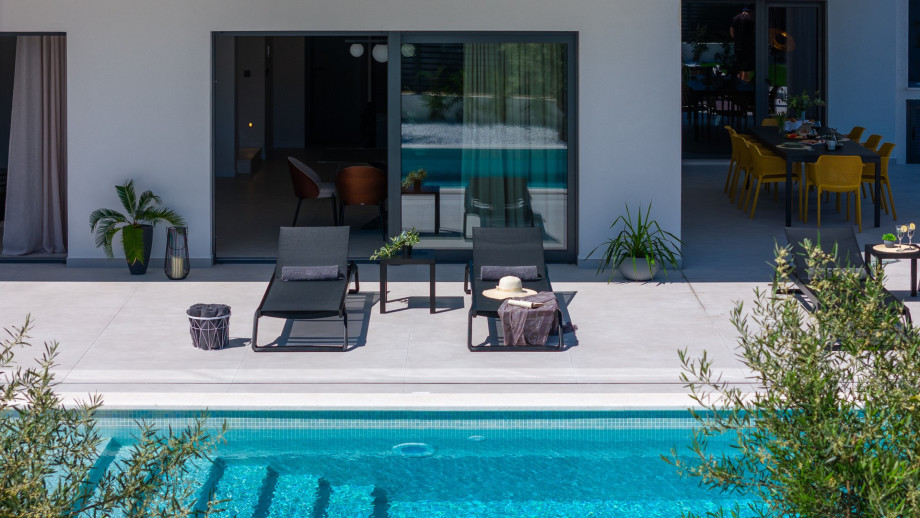 A 40 square meter heated swimming pool with a shallow area for relaxing dips