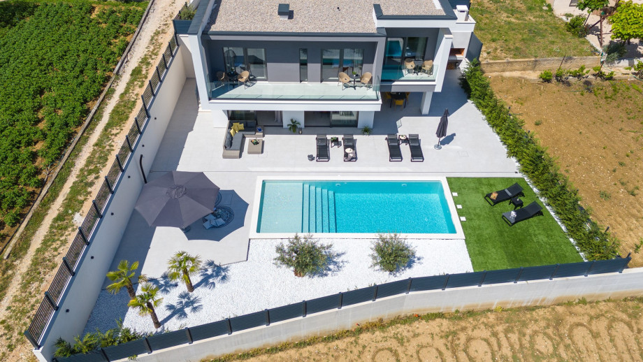 Villa Adventure and surroundings