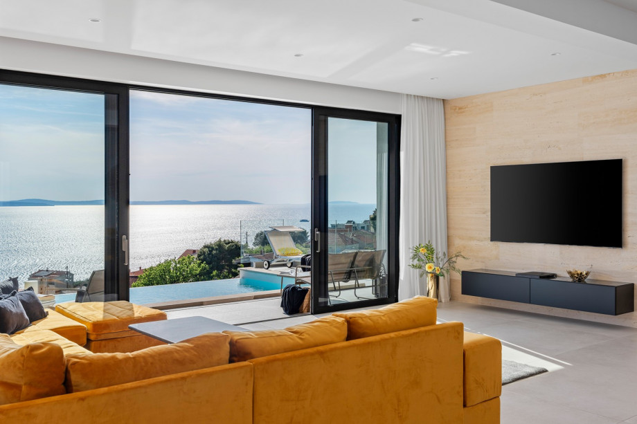 Very comfortable living room with a panoramic view of the sea