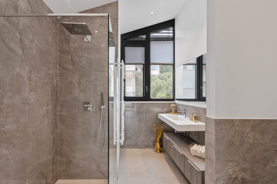 Family bathroom with a shower shared between bedrooms NO2 and NO3
