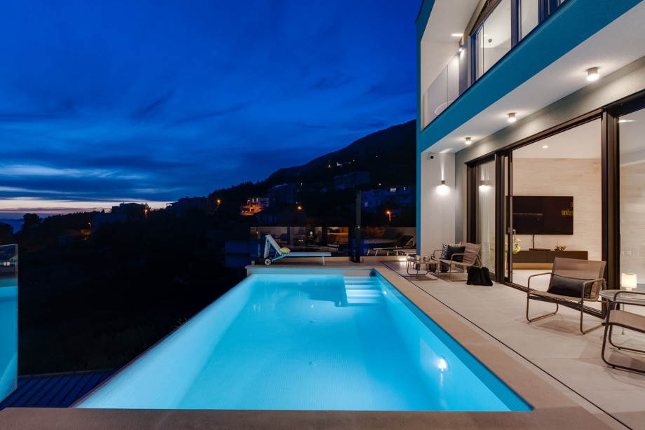 Enjoy a great mountain landscape, and sea view