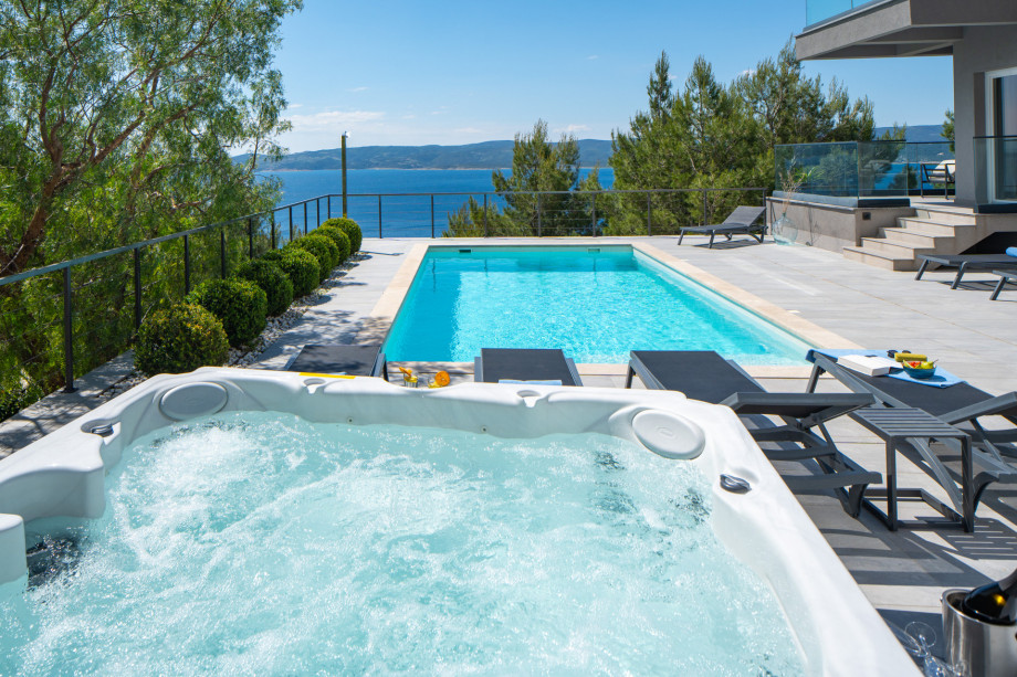 Luxury and stylish Villa IPONI with private pool, whirlpool, sauna and gym