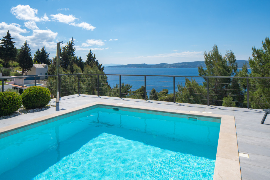 The villa is located only 800 m from the beach and offers a spectacular view of the sea