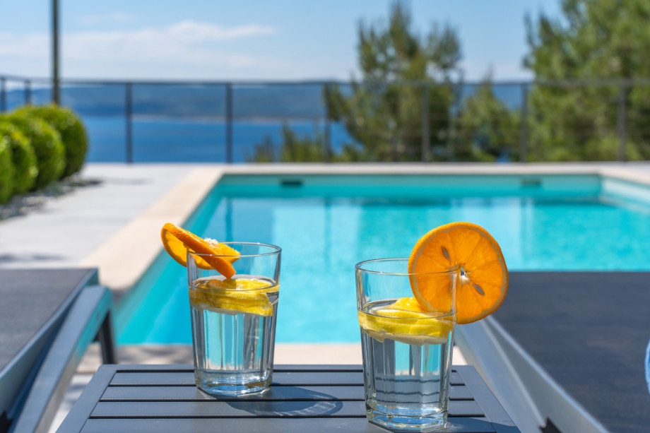 The pool area offers a sunbathing area with an open and panoramic view of the sea