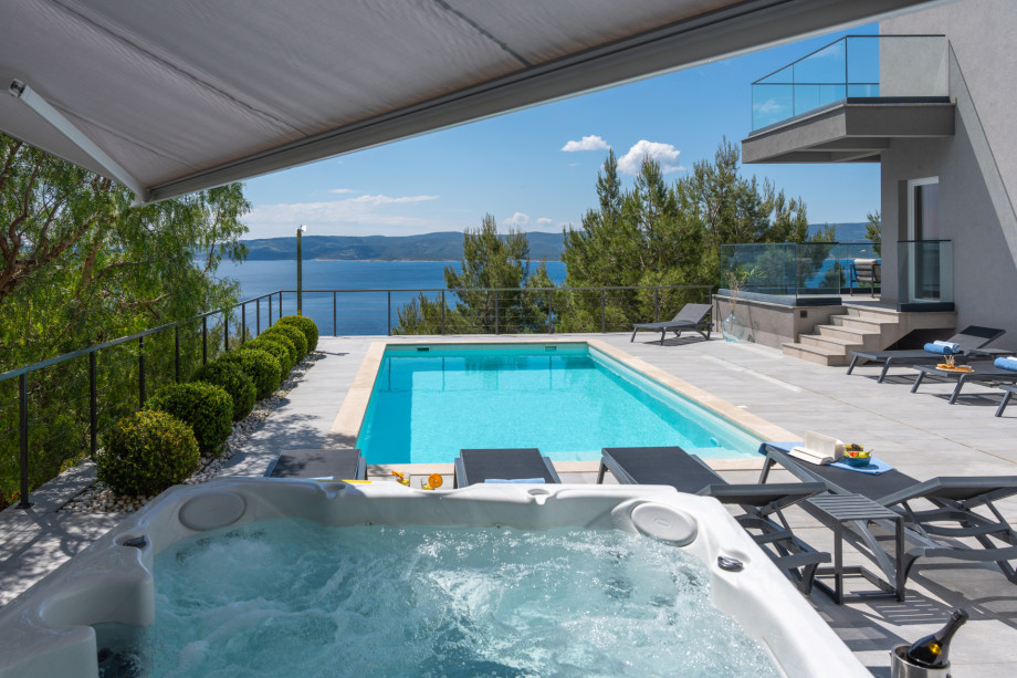 The outdoor area offers a sun deck with a sea view, a private pool of 32m2, and whirlpool