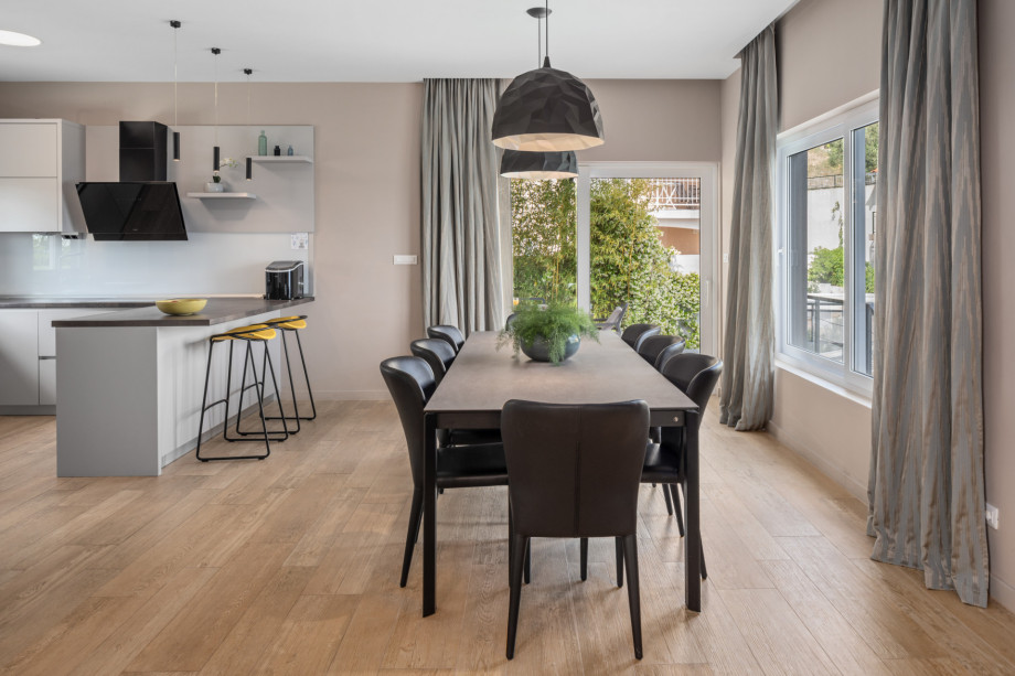 A fully equipped kitchen (microwave, oven, Dolce Gusto, wine fridge, ice maker, toaster, kettle...), kitchen island with 2 bars chairs