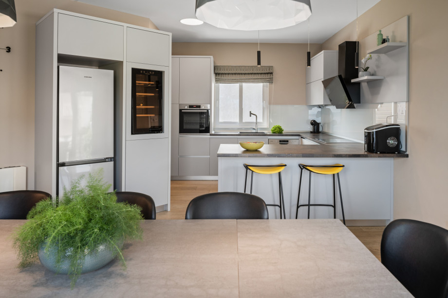 A fully equipped kitchen (microwave, oven, Dolce Gusto, wine fridge, ice maker, toaster, kettle...), kitchen island with 2 bars chairs