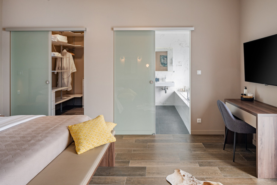 There is also a walk-in wardrobe and a direct approach to the terrace with amazing sea and pool views