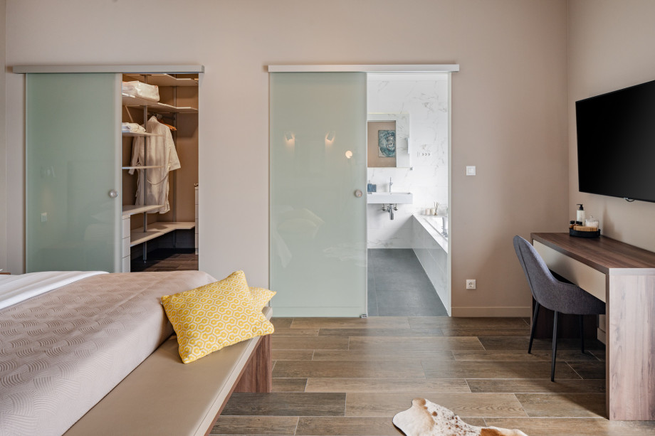 There is also a walk-in wardrobe and a direct approach to the terrace with amazing sea and pool views