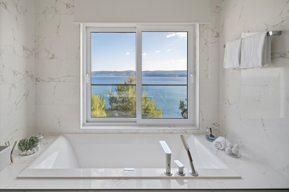 En-suite bathroom No.1 with a shower and a bathtub with sea views