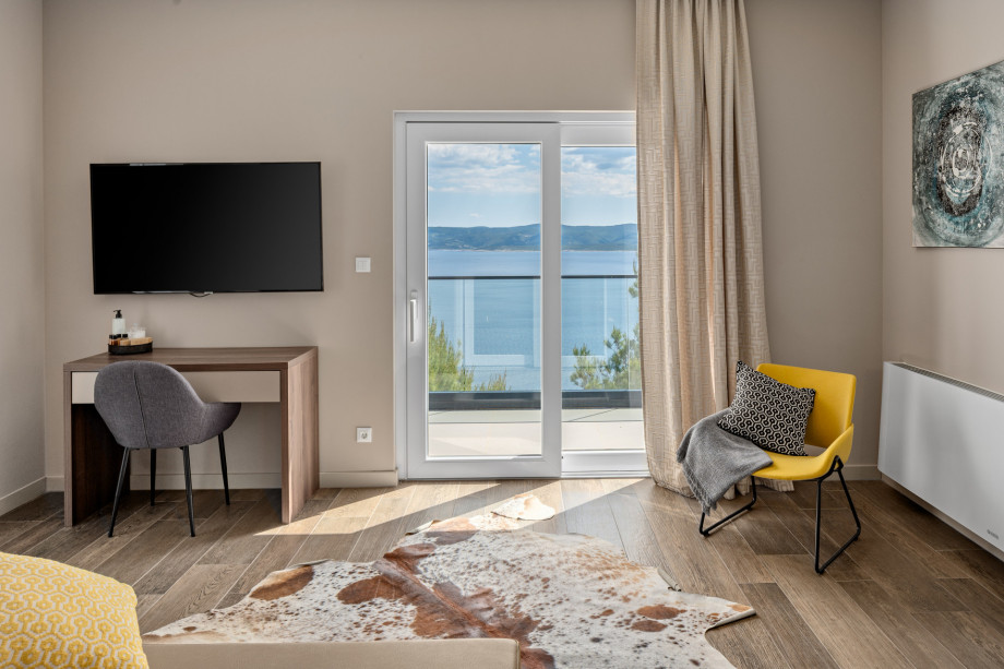 Master bedroom No.1, en-suite, king size bed 180x200cm, TV, AC, balcony