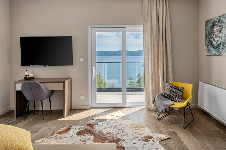 Master bedroom No.1, en-suite, king size bed 180x200cm, TV, AC, balcony