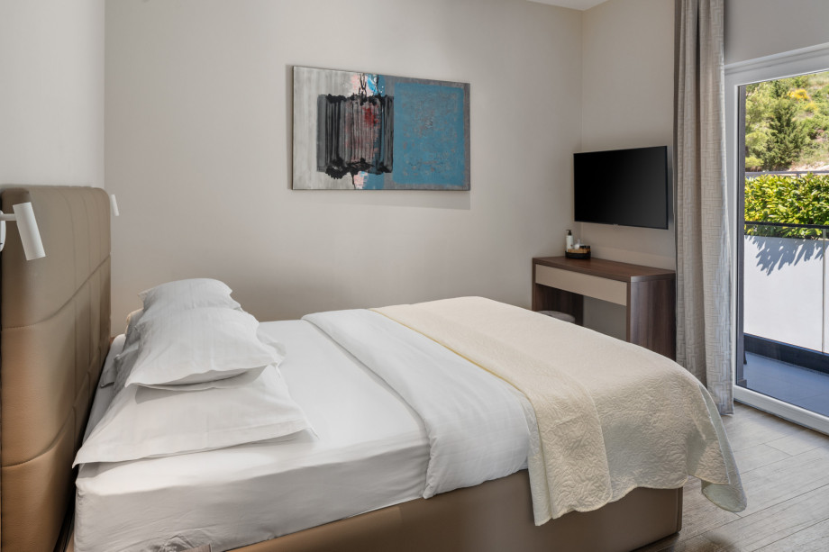 Bedroom No4 with double bed 160x200cm, TV, A/C, en-suite