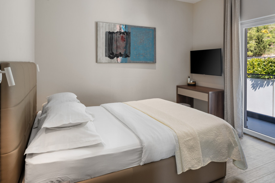 Bedroom No4 with double bed 160x200cm, TV, A/C, en-suite