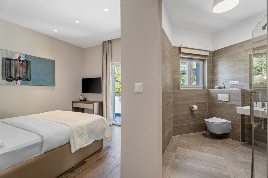 En-suite bedroom No.4 with family bathroom No.4 with shower