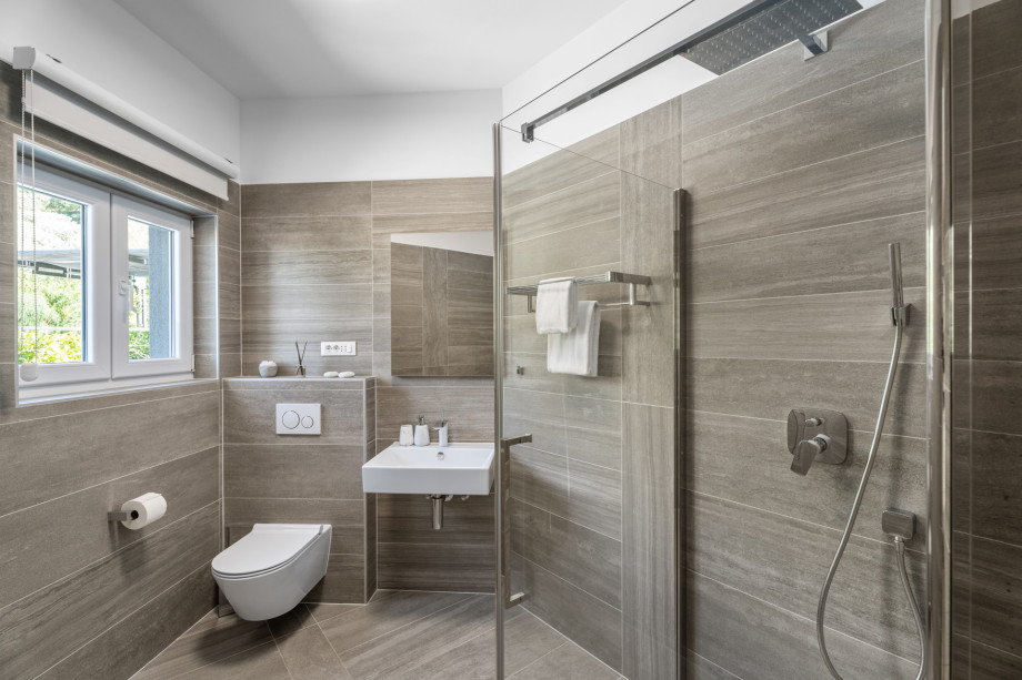 Family bathroom No.4 with shower