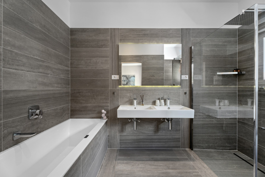 En-suite bathroom No.3 with shower and a bathtub