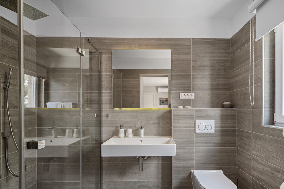 En-suite bathroom No.2 with shower