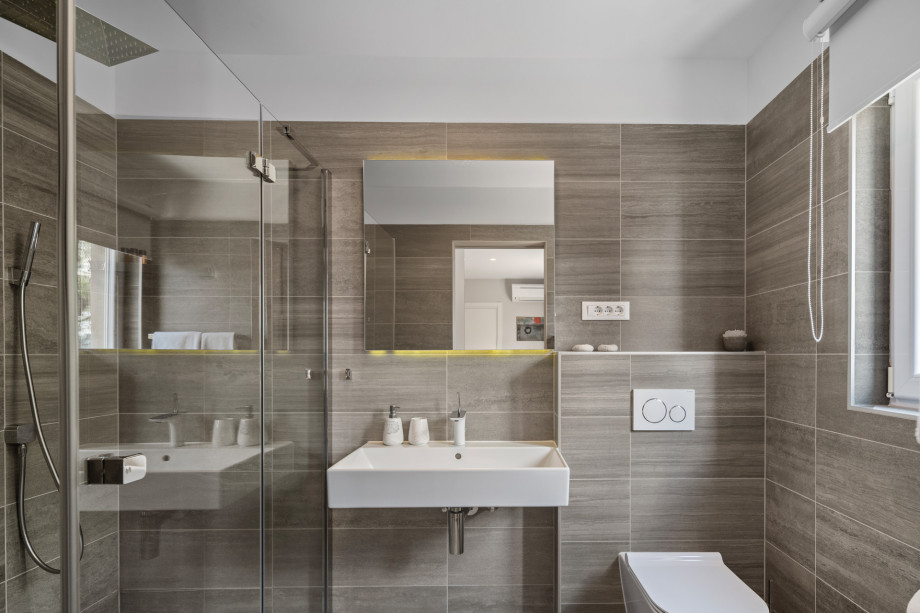 En-suite bathroom No.2 with shower