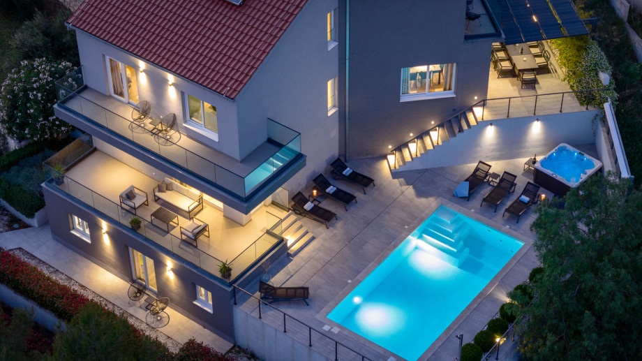 This beautifully decorated property of 380sqm living space is located on a fully fenced private plot of 750sqm