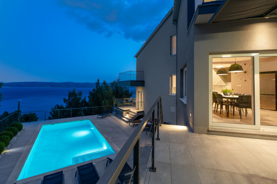 Night view at Villa Iponi and pool area