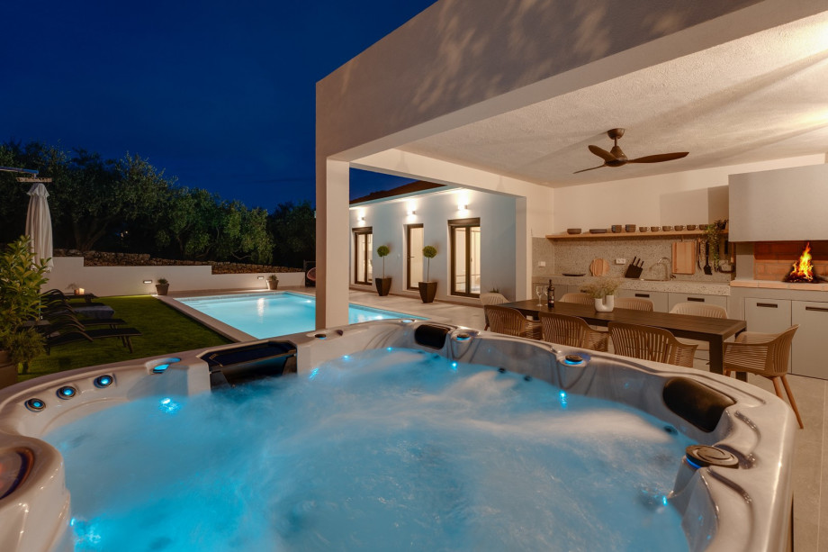 Ferienwohnung Villa Gironi mit Pool, Whirlpool