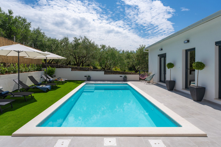 26sqm private pool (7,5m x 3,5m) with a hydromassage