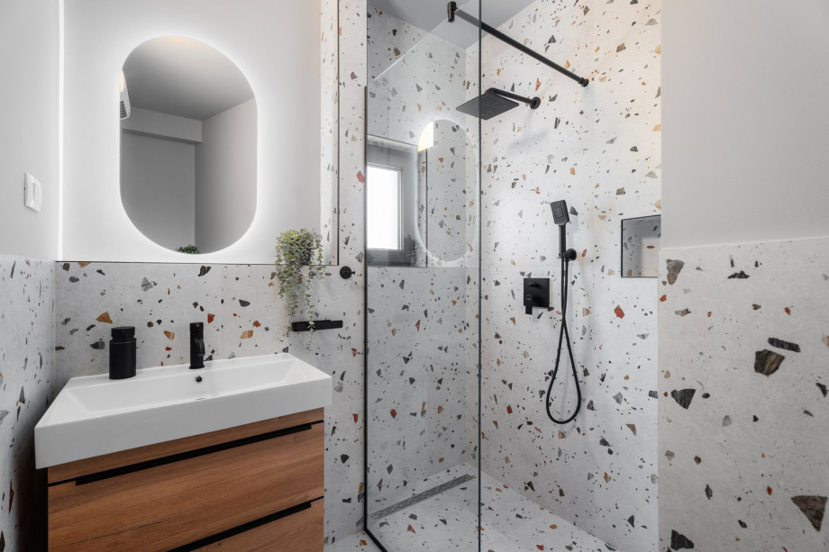 en-suite bathroom with a shower