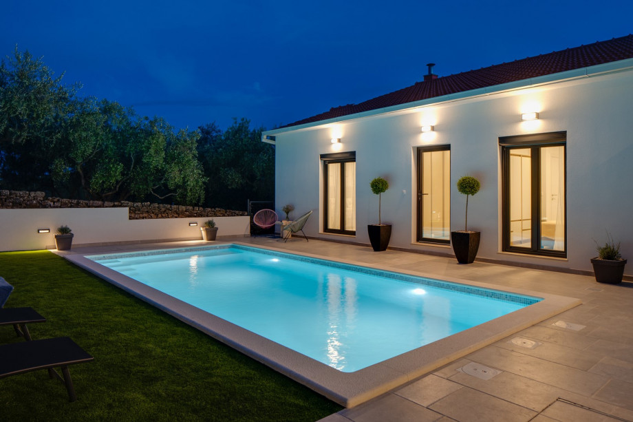 Enjoy the evenings by the pool or in the whirlpool