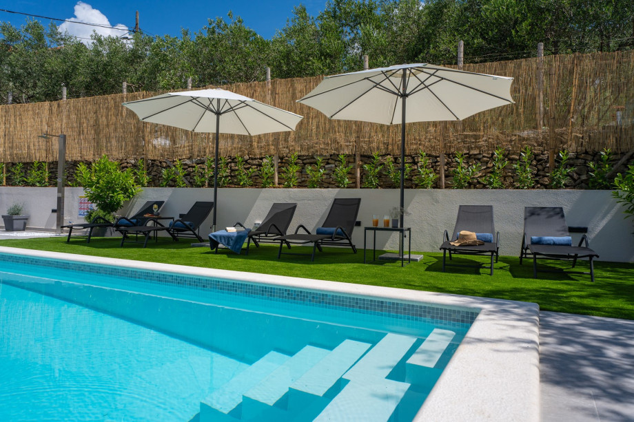 close to the beach, river, and the bustling town of Omiš, all just 8km away