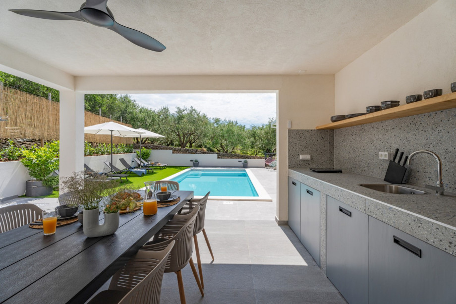 fully equipped kitchen and dining room are equipped with high-end appliances