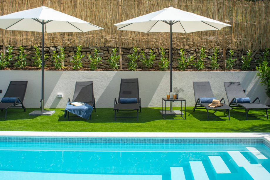 The sun deck area offers 6 deck chairs and an outdoor shower