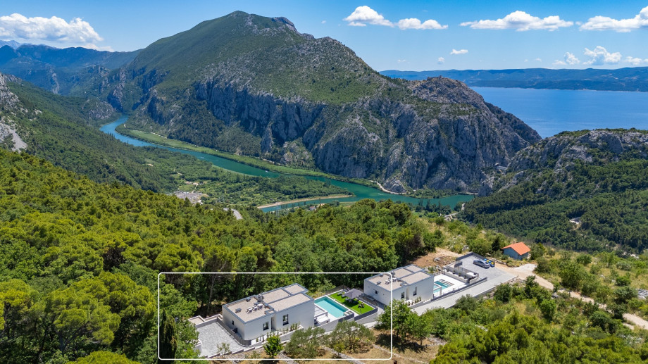 Marked position of the Villa River Hills in a small place Gata, in the natural environment.