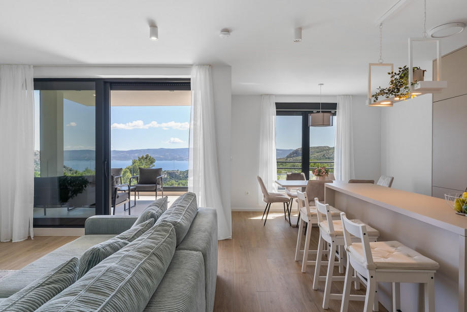 44 square meters features a large, elegant living room, a lounge area