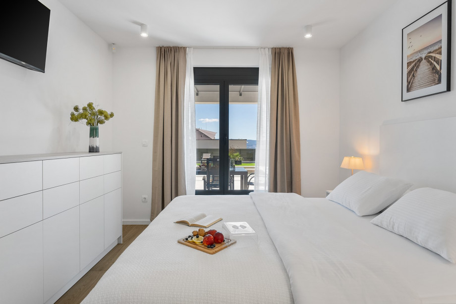 Bedroom NO 3 (15,7 sqm) has a super king-size bed measuring 200 cm by 200 cm