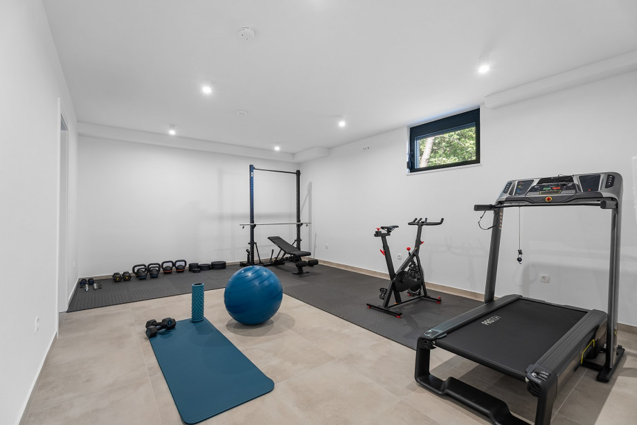 A fully furnished 27 square meter gym