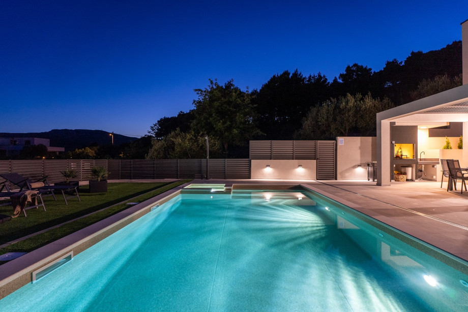 The OUTDOORS has a heated private swimming pool measuring 4,3 x 7,9 m