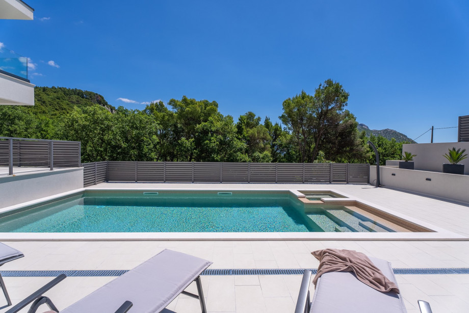 Villa Hillside Paradise, which has a heated pool with an attached hydromassage area