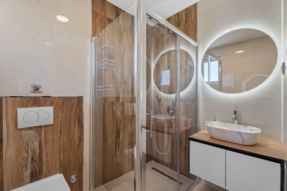 En-suite bathroom with a shower