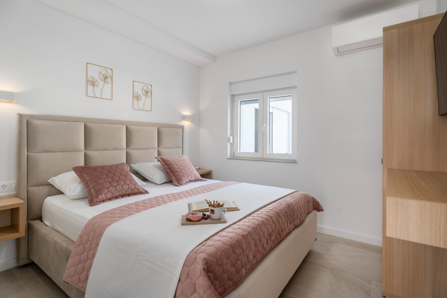 Bedroom NO2 (10sqm) with a king size bed 180cm x200cm, TV, A/C