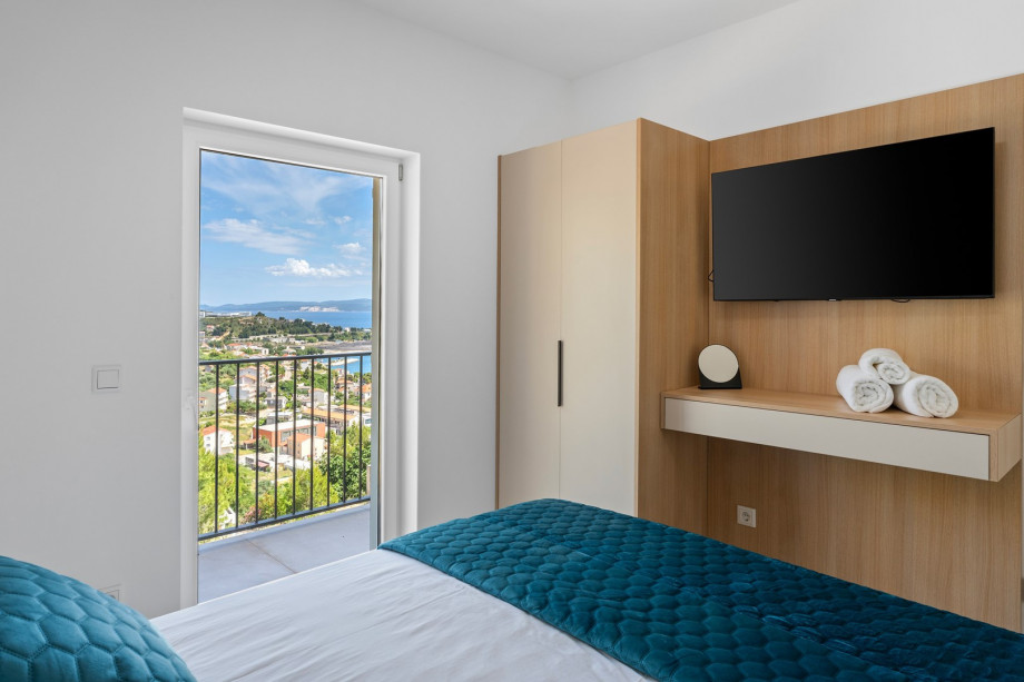 Bedroom NO4 (11sqm) with a king size bed 180cm x 200cm, TV, A/C