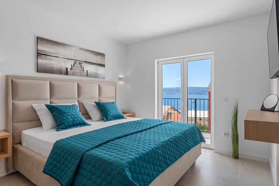 Bedroom NO5 (10sqm) with a king size bed 180cm x 200cm, TV, A/C