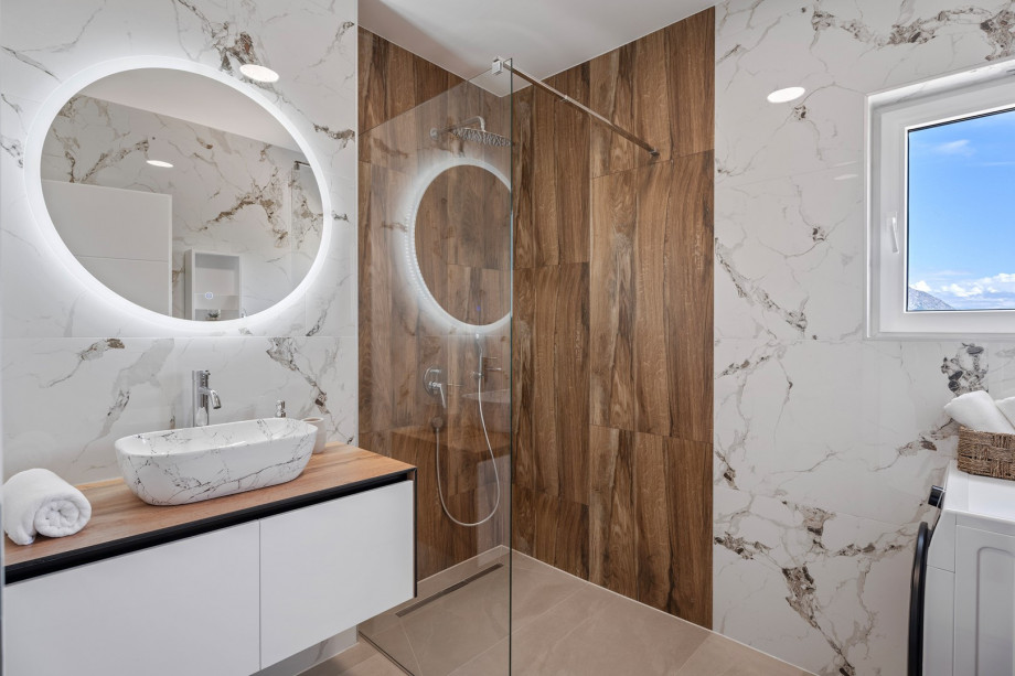 Family bathroom with a shower, towels are provided
